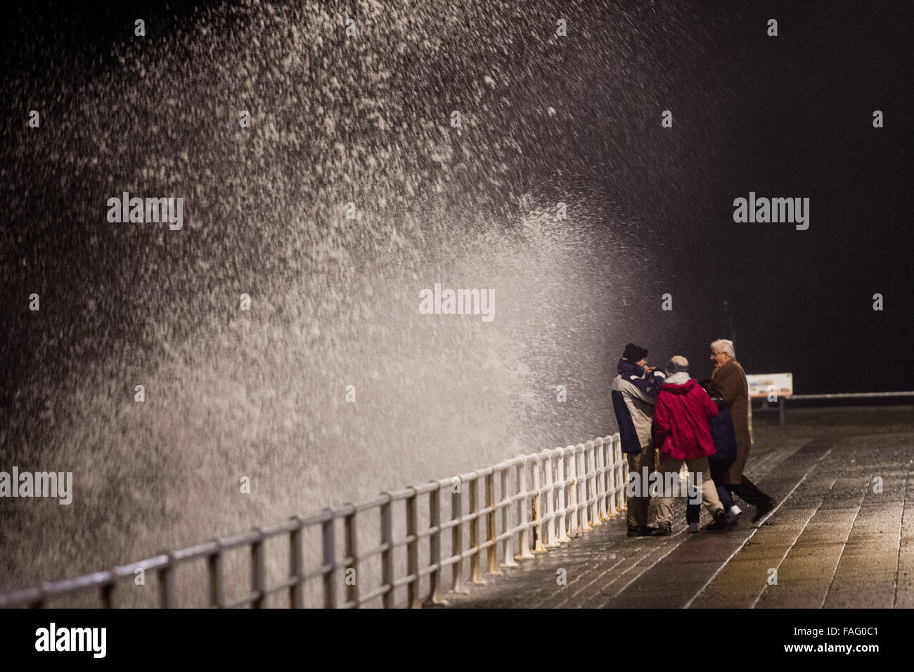 Pays de Galles Aberystwyth UK, mardi soir, 29 décembre 2015 à marée haute à 10.20pm Storm Frank, le sixième ouragan de la saison, commence à batter la promenade à Aberystwyth, sur la côte de la Baie de Cardigan, l'ouest du pays de Galles. Storm Frank, devrait apporter des vents de force coup de vent avec rafales jusqu'à 70 ou 80km/h dans le nord de l'Angleterre et l'Ecosse, et plus fortes pluies qui tombent sur des zones qui ont déjà subi des inondations Crédit photo : Keith Morris / Alamy Live News Banque D'Images