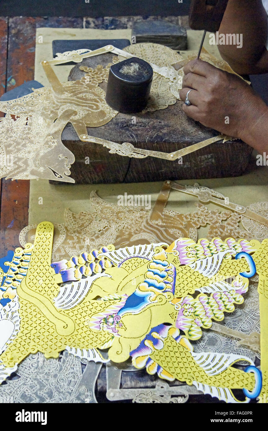 Fabrication des marionnettes d'ombre indonésien Banque D'Images