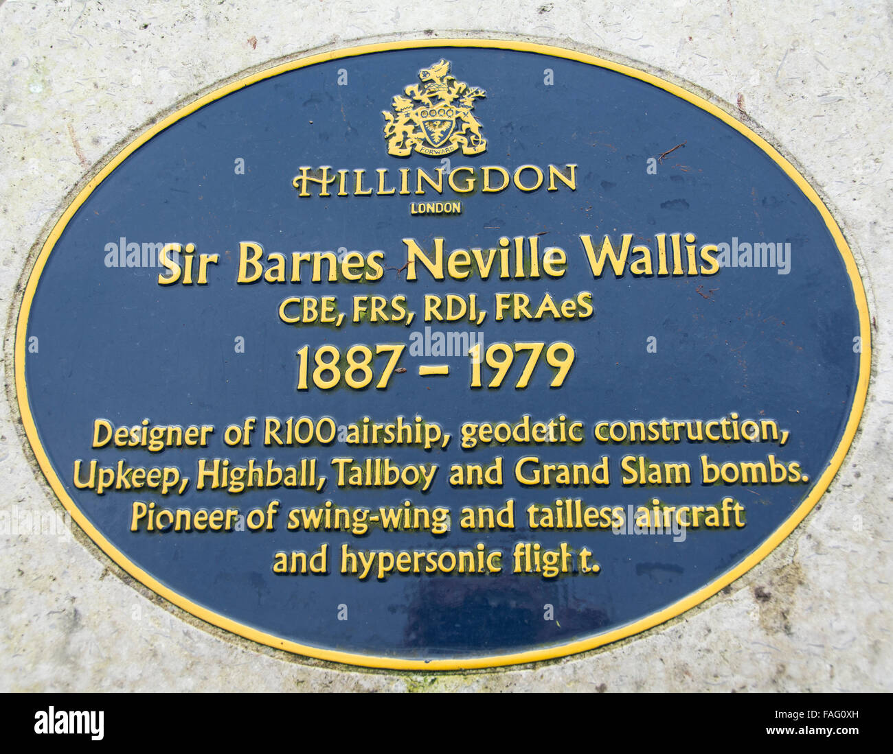 Monument à Sir Barnes Wallis de bombes rebondissantes la gloire et la renommée du barrage Buster à Harmondsworth à Hillingdon. Banque D'Images