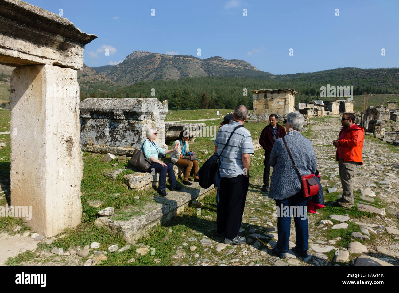 Turquie voyage - début période AD tombes de pierre de la nécropole de Hiérapolis, Phrygien Pammukale. Les touristes en visite. Banque D'Images