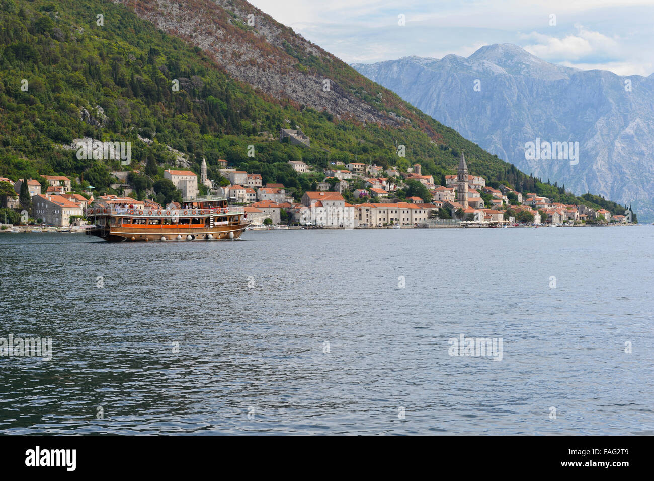 Perast, une belle ville sur la baie de Kotor au Monténégro avec de vieux bâtiments et de son petit port. Banque D'Images