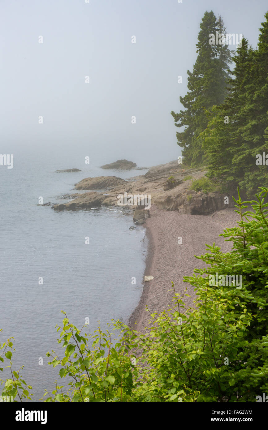 Rochers du littoral du lac Supérieur et la rivière Cascade donnent sur sur la rive nord du Minnesota Banque D'Images