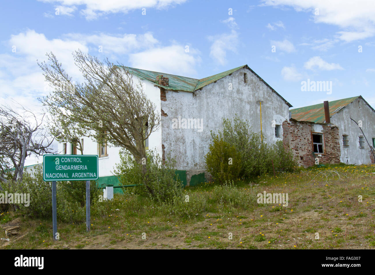 Le contrôle des frontières de l'Argentine en regard de l'avant-poste abandonné dans les bâtiments au point de passage de la Patagonie. Banque D'Images