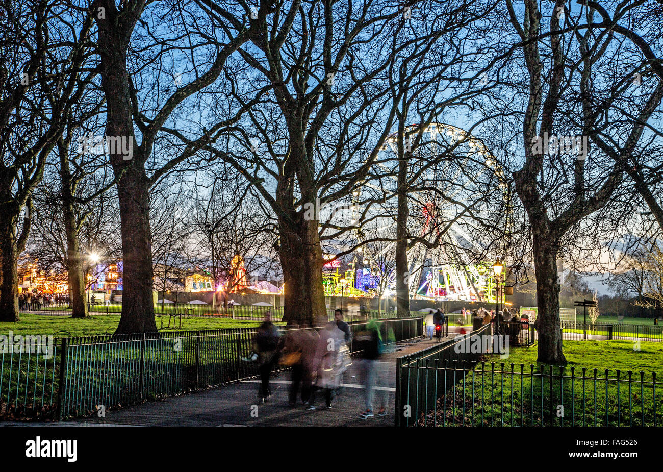Personnes dans Hyde Park Winter Wonderland at Night London UK Banque D'Images