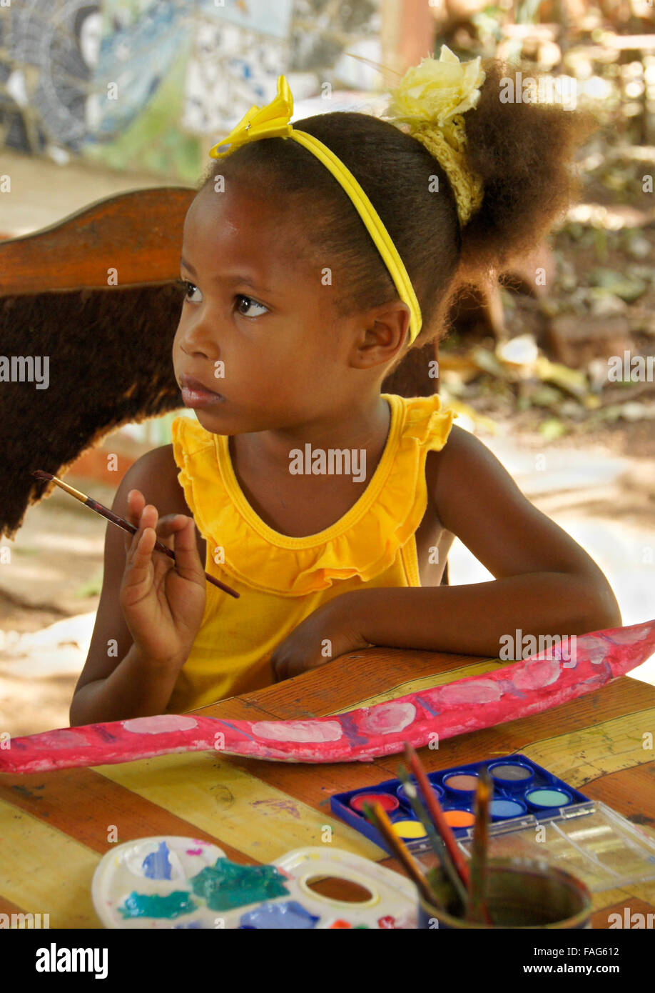 Petite fille de travailler sur un projet d'art (peint en gousse), Pinar del Rio, Cuba Banque D'Images