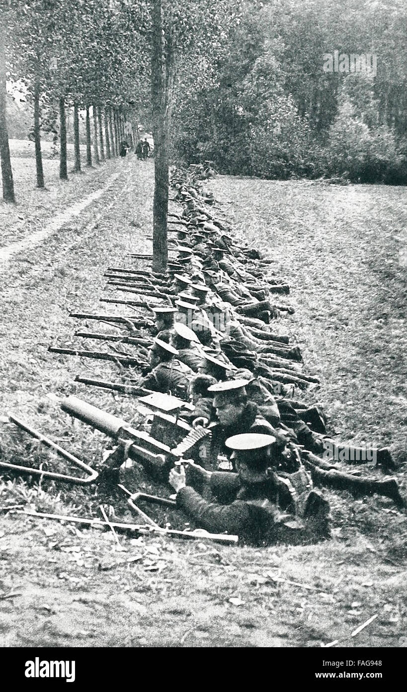 Une brigade de la marine britannique, envoyé pour aider à la défense d'Anvers, tenant une route à Lierre. Ils sont pris en charge par un canon Maxim. La Première Guerre mondiale Banque D'Images