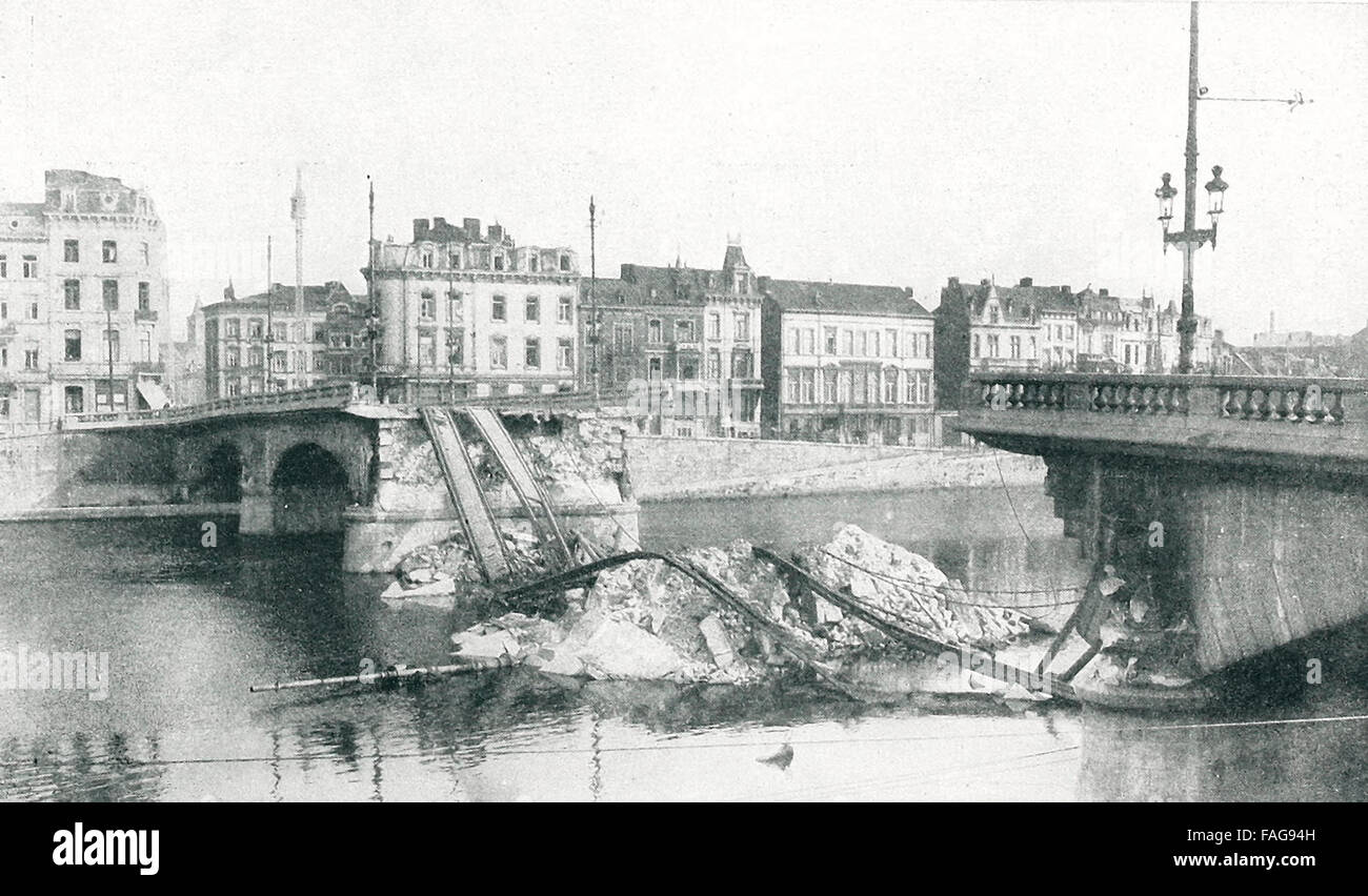 Ce pont sur la Meuse à Liège a été détruit par les Belges pour retarder l'avance allemande. L'armée allemande a traversé le pont flottant. La Première Guerre mondiale Banque D'Images