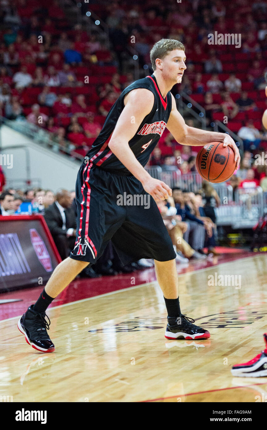 Raleigh, NC, USA. Dec 29, 2015. Le nord-est de guard David Walker (4) au cours de la jeu de basket-ball de NCAA entre le nord-est et la NC State Huskies Wolfpack au PNC Arena le 29 décembre 2015 à Raleigh, NC. Jacob Kupferman/CSM Banque D'Images