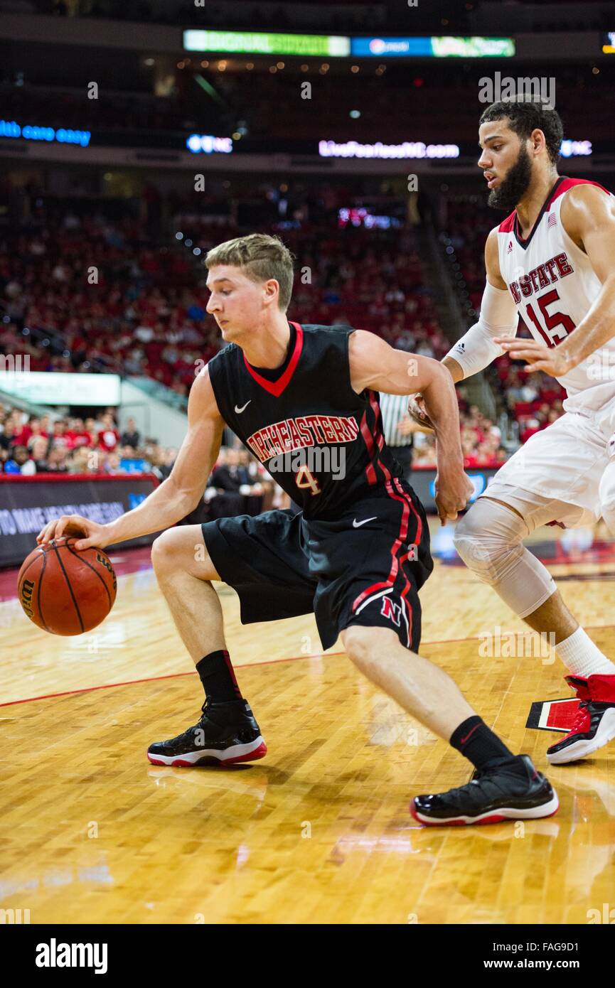 Raleigh, NC, USA. Dec 29, 2015. Le nord-est de guard David Walker (4) au cours de la jeu de basket-ball de NCAA entre le nord-est et la NC State Huskies Wolfpack au PNC Arena le 29 décembre 2015 à Raleigh, NC. Jacob Kupferman/CSM Banque D'Images