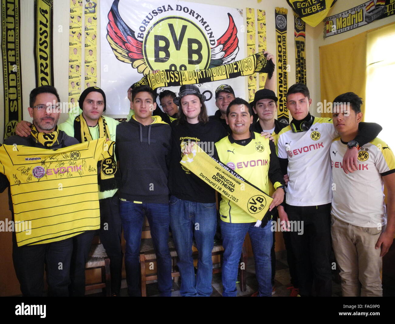 La ville de Mexico, Mexique. Dec 19, 2015. Humberto Morales Muenstermann (C) et d'autres membres du fan club Borussia Dortmund présentent leurs marchandises du ventilateur dans la ville de Mexico, Mexique, 19 décembre 2015. Photo : DENIS DUETTMANN/dpa/Alamy Live News Banque D'Images