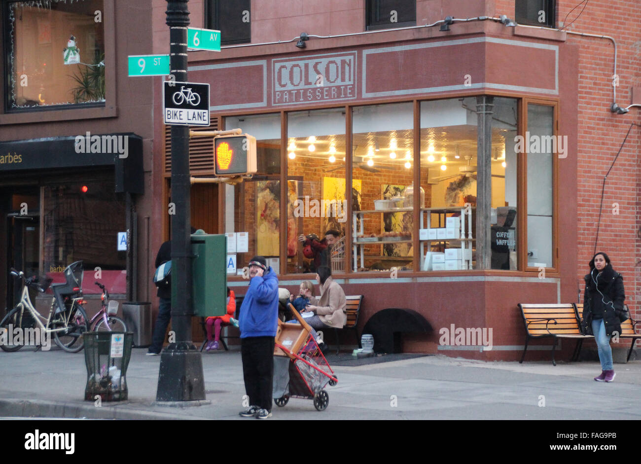 Park Slope, New York, USA. Le 08 déc, 2015. Les piétons sont devant le café préféré de New York le maire Bill De Blasio à Park Slope, New York, USA, 08 décembre 2015. Photo : CHRISTINA HORSTEN/dpa/Alamy Live News Banque D'Images