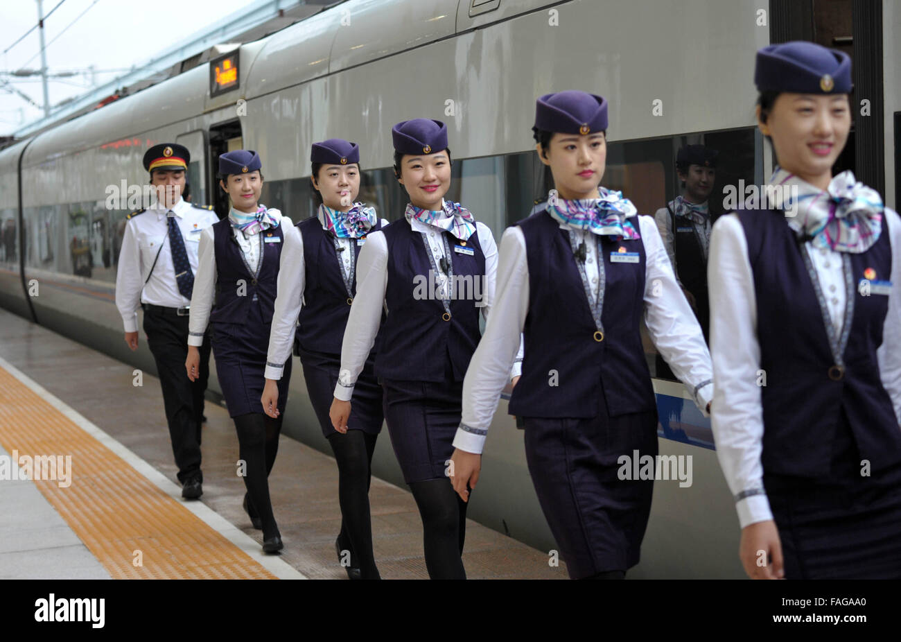 Haikou, province de Hainan en Chine. Dec 30, 2015. Préparer l'intendance d'obtenir sur un train à la gare de Haikou Haikou, capitale de la province de Hainan en Chine du Sud, 30 décembre 2015. Les 345 km de chemin de fer de l'ouest de l'anneau à Hainan a été mis en service le mercredi, complétant la première ligne de train à grande vitesse autour d'une île. Le tronçon ouest, conçu avec une vitesse de 200 km par heure, a 16 s'arrête dans six villes et comtés, reliant la capitale provinciale Haikou avec Sanya, un endroit touristique tropical. Credit : Zhao Yingquan/Xinhua/Alamy Live News Banque D'Images