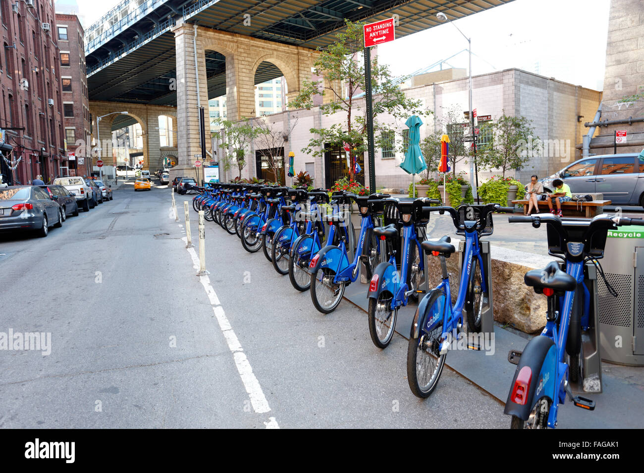Des vélos de location sous le pont de Manhattan dans le DUMBO nieghborhood de Brooklyn New York City Banque D'Images