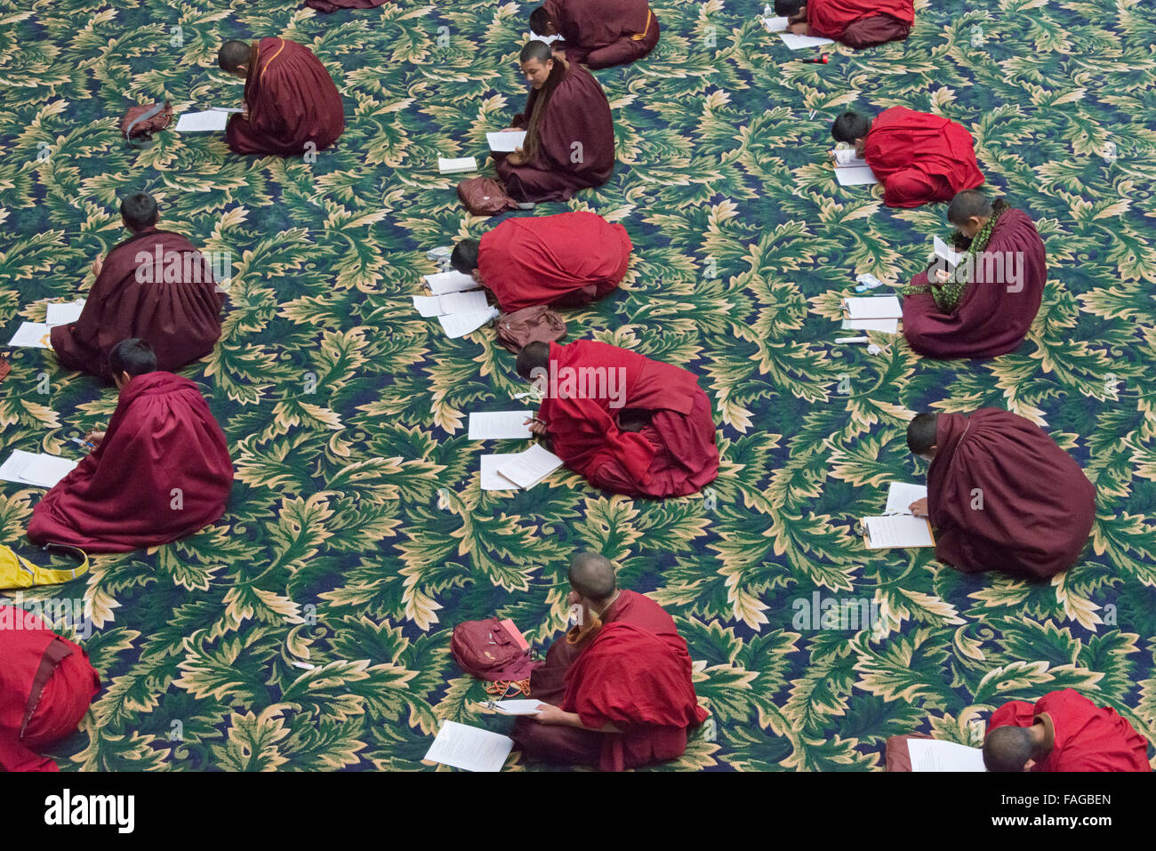 L'étude des écritures bouddhistes moines dans Seda Larong Institut bouddhiste Wuming, Garze, province du Sichuan, Chine Banque D'Images