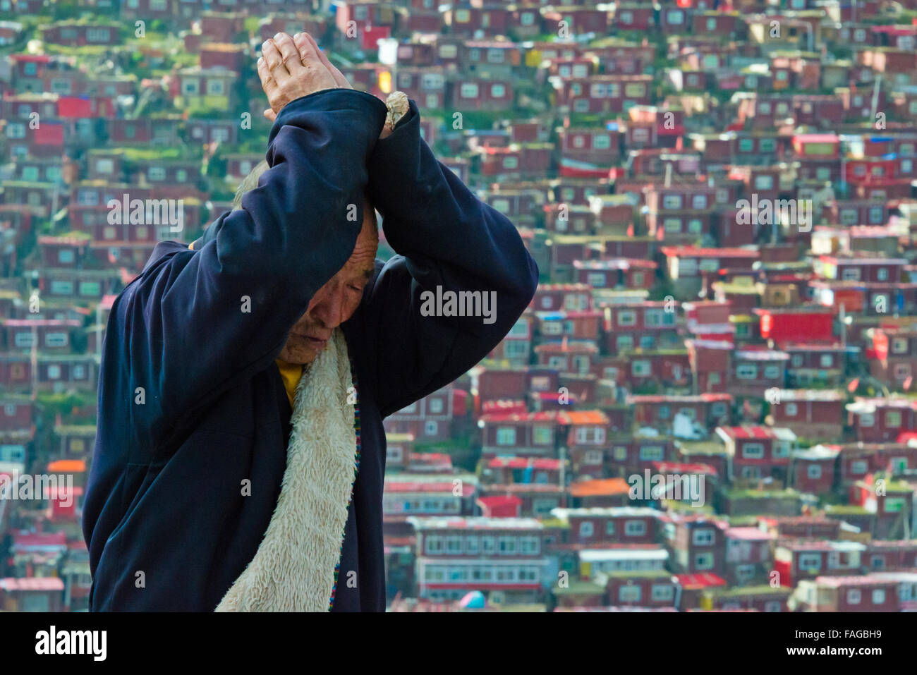 Prière avec les pèlerins red log cabins vécu par les moines et moniales, Seda Larong Wuming, Garze, province du Sichuan, Chine Banque D'Images