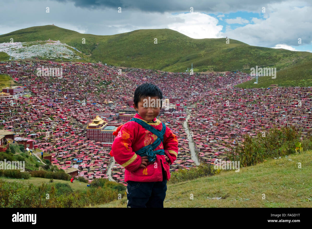 Garçon avec Seda Larong Institut bouddhiste Wuming, préfecture autonome tibétaine de Garze, province du Sichuan, Chine Banque D'Images