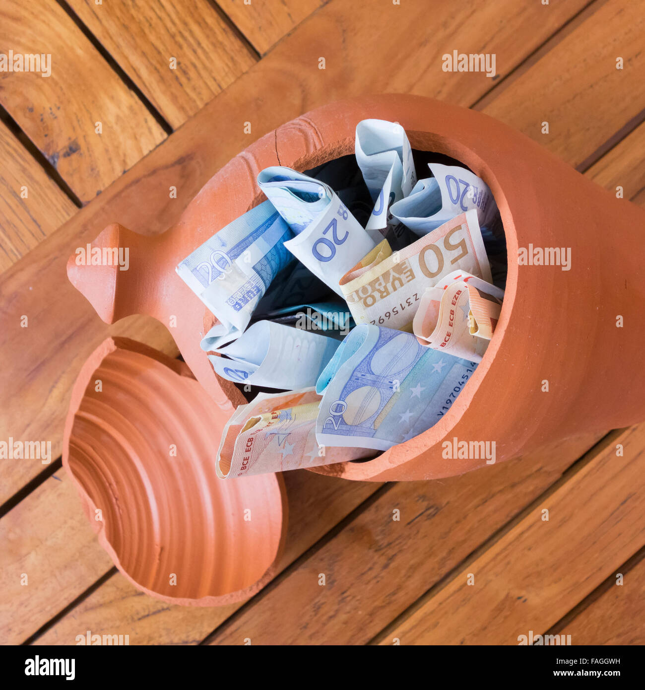 Billets d'euros à l'argile cassé tirelire Banque D'Images