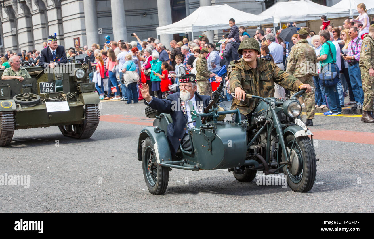 Les anciens combattants à l'assemblée annuelle de la Journée nationale des Forces armées dans la rue Union Street, Aberdeen, Écosse, Royaume-Uni Banque D'Images