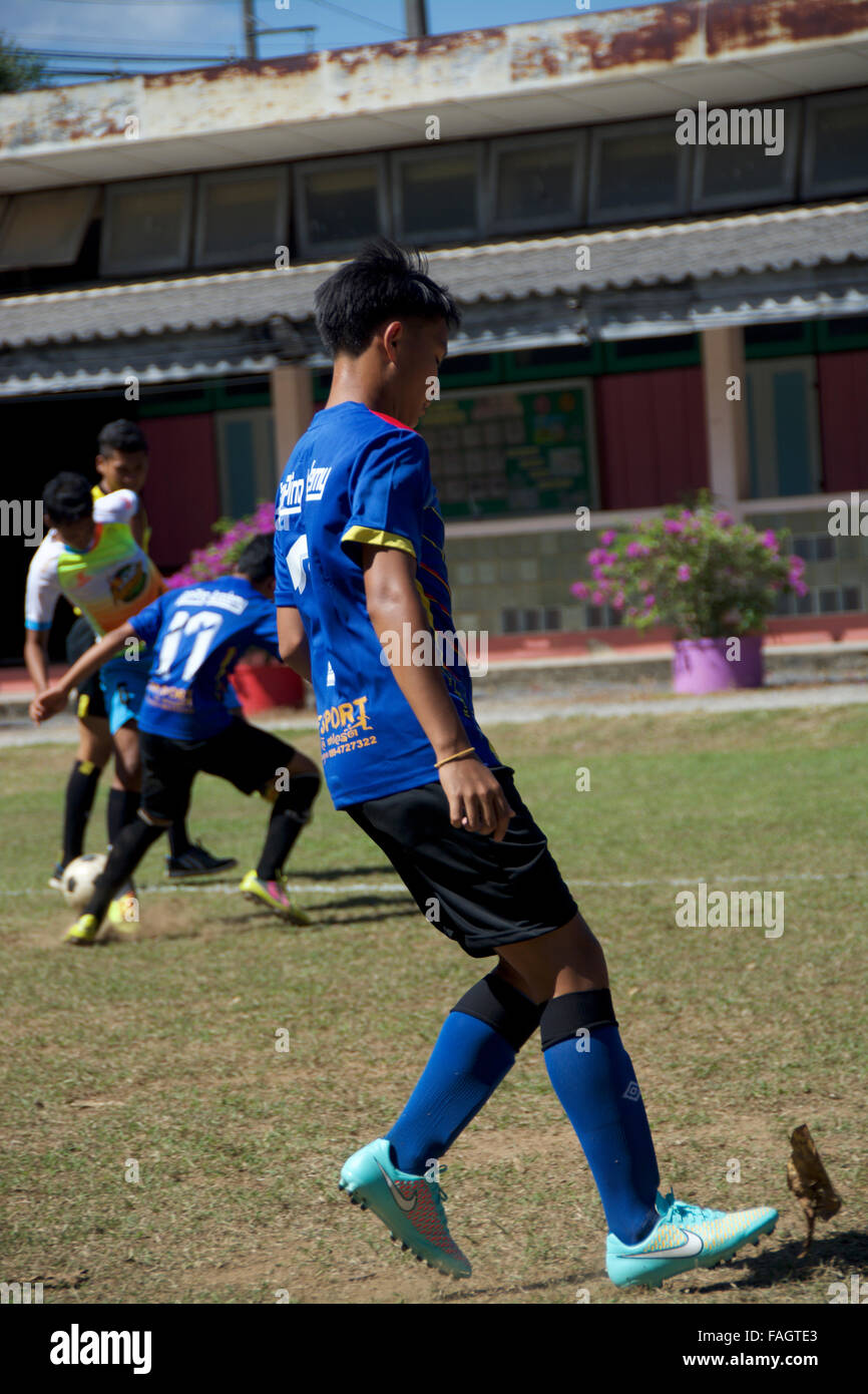 Jouer au football à Phang Nga, Thaïlande Banque D'Images