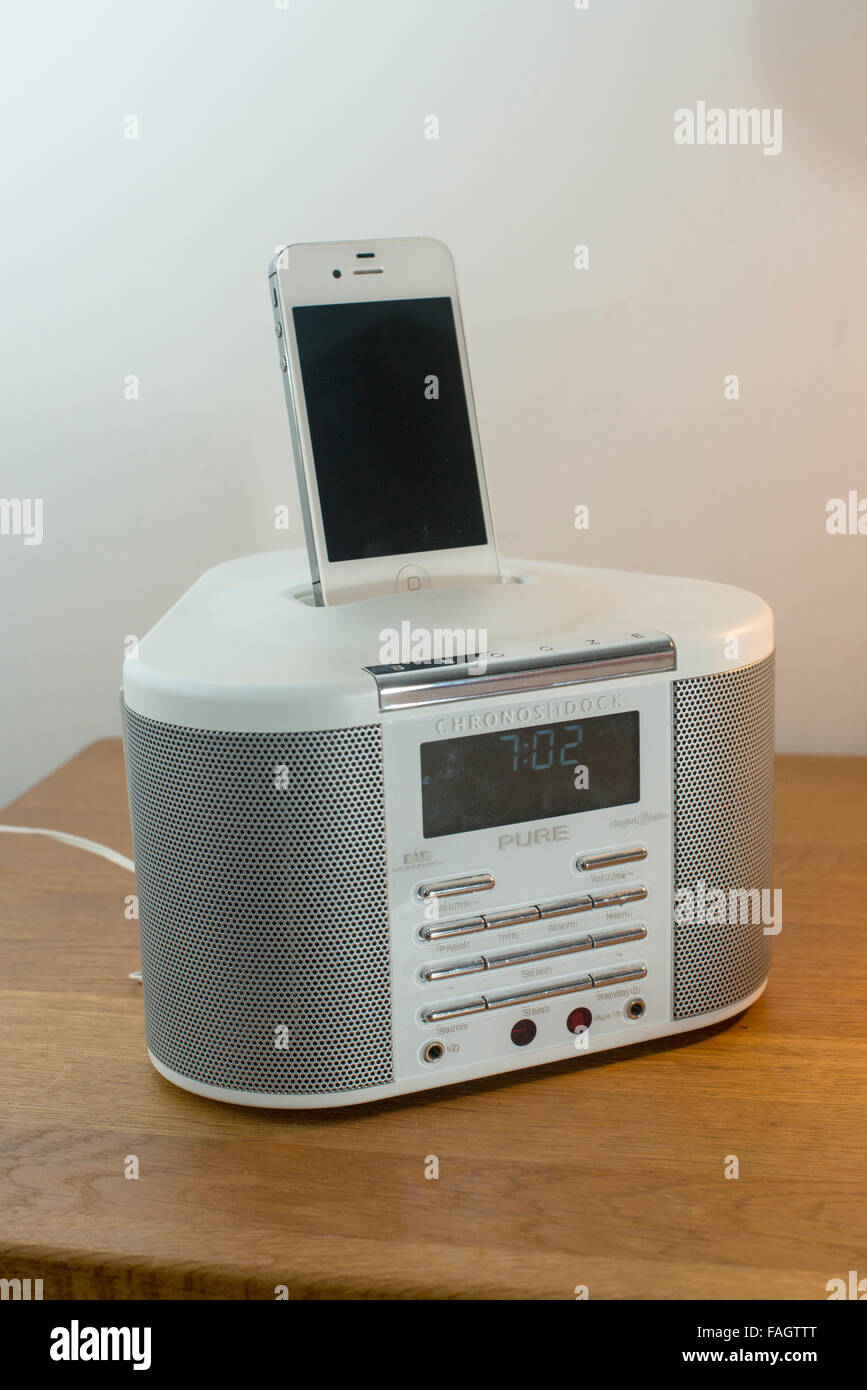 L'iPhone 4S en charge d'un radio-réveil dock Photo Stock - Alamy