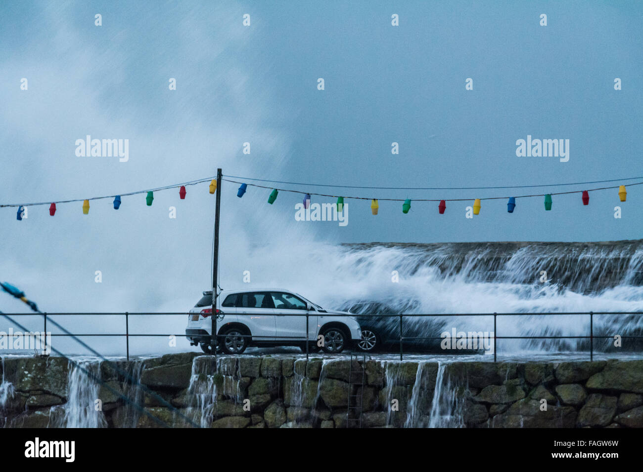 Mousehole, Cornwall, UK. Le 30 décembre 2015. Météo britannique. Frank tempête combinée à marée haute continue de swamp wagons laissès sur Mousehole mur du port. Crédit : Simon Yates/Alamy Live News Banque D'Images