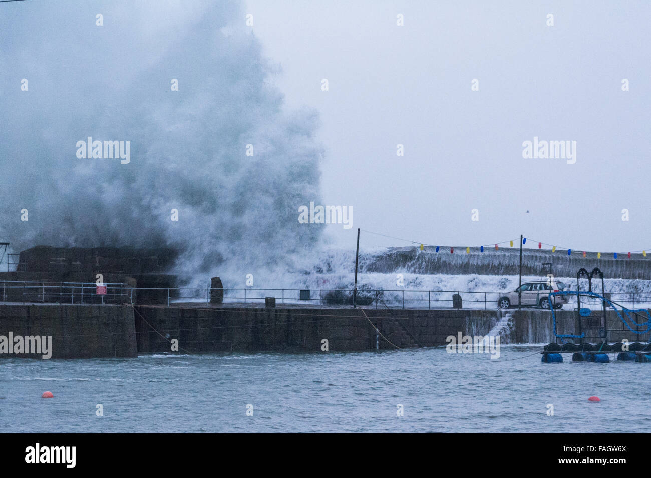 Mousehole, Cornwall, UK. Le 30 décembre 2015. Météo britannique. Frank tempête combinée à marée haute continue de swamp wagons laissès sur Mousehole mur du port. Crédit : Simon Yates/Alamy Live News Banque D'Images