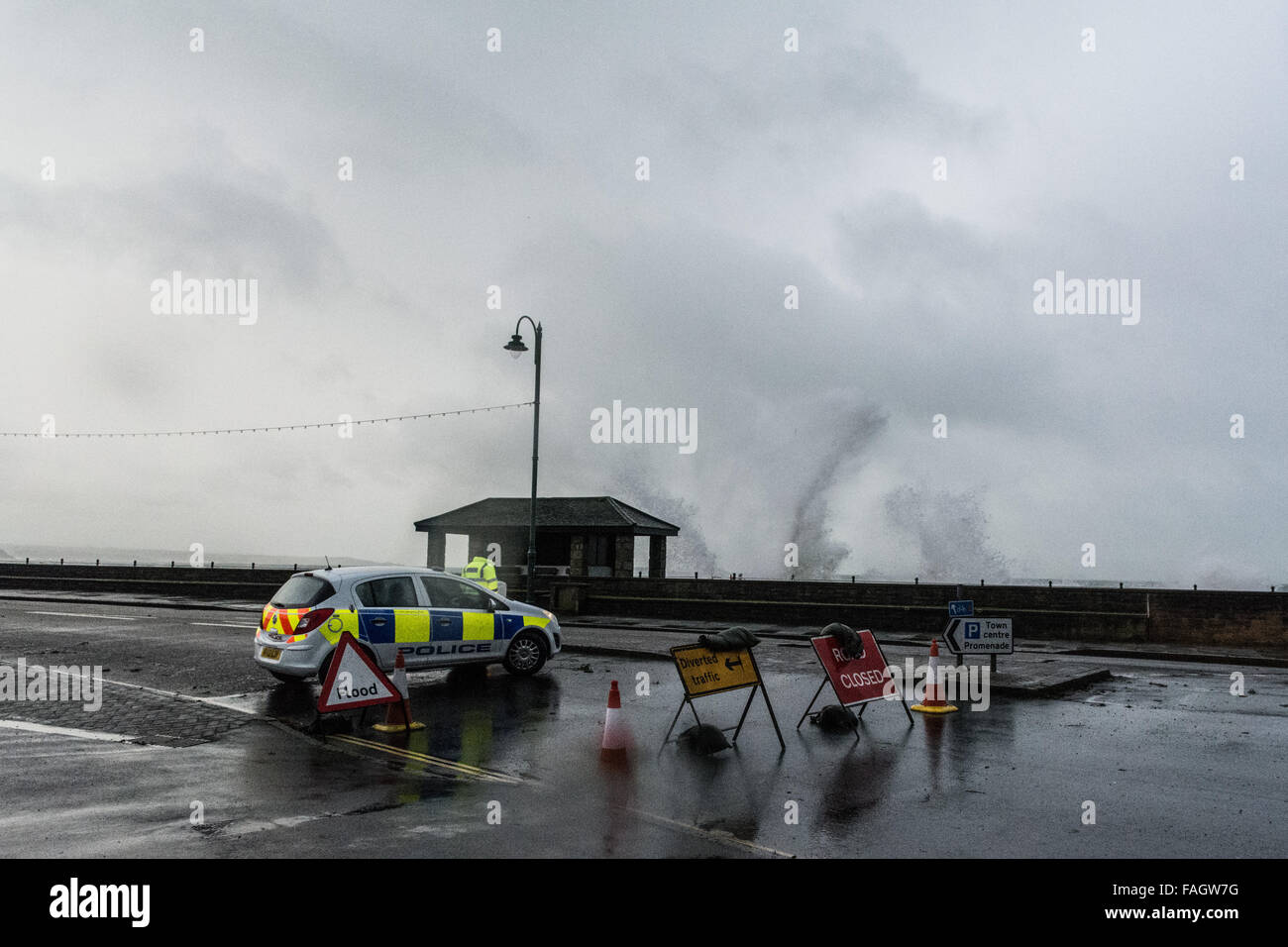 Penzance, Cornwall, UK. Le 30 décembre 2015. Météo britannique. Frank tempête associées à de fortes marées de printemps, près de la police de la route du front de mer de Penzance. Crédit : Simon Yates/Alamy Live News Banque D'Images