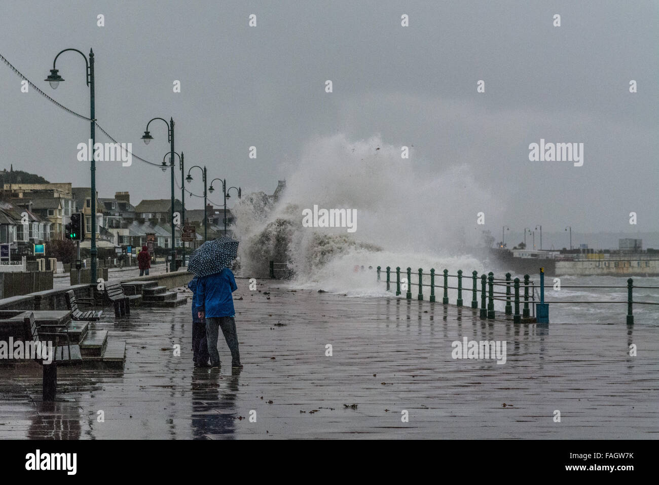 Penzance, Cornwall, UK. Le 30 décembre 2015. Météo britannique. Frank tempête associées à de fortes marées de printemps, près de la police de la route du front de mer de Penzance. Crédit : Simon Yates/Alamy Live News Banque D'Images