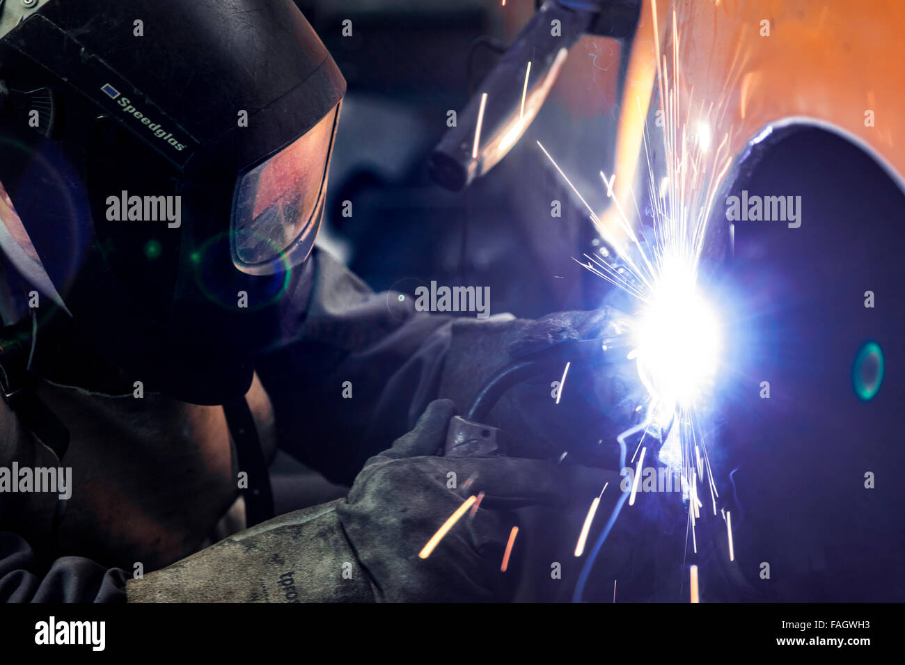 Carrossier restaure un classic car VW Karmann Ghia. Travaux de soudure à la carrosserie du véhicule. Banque D'Images