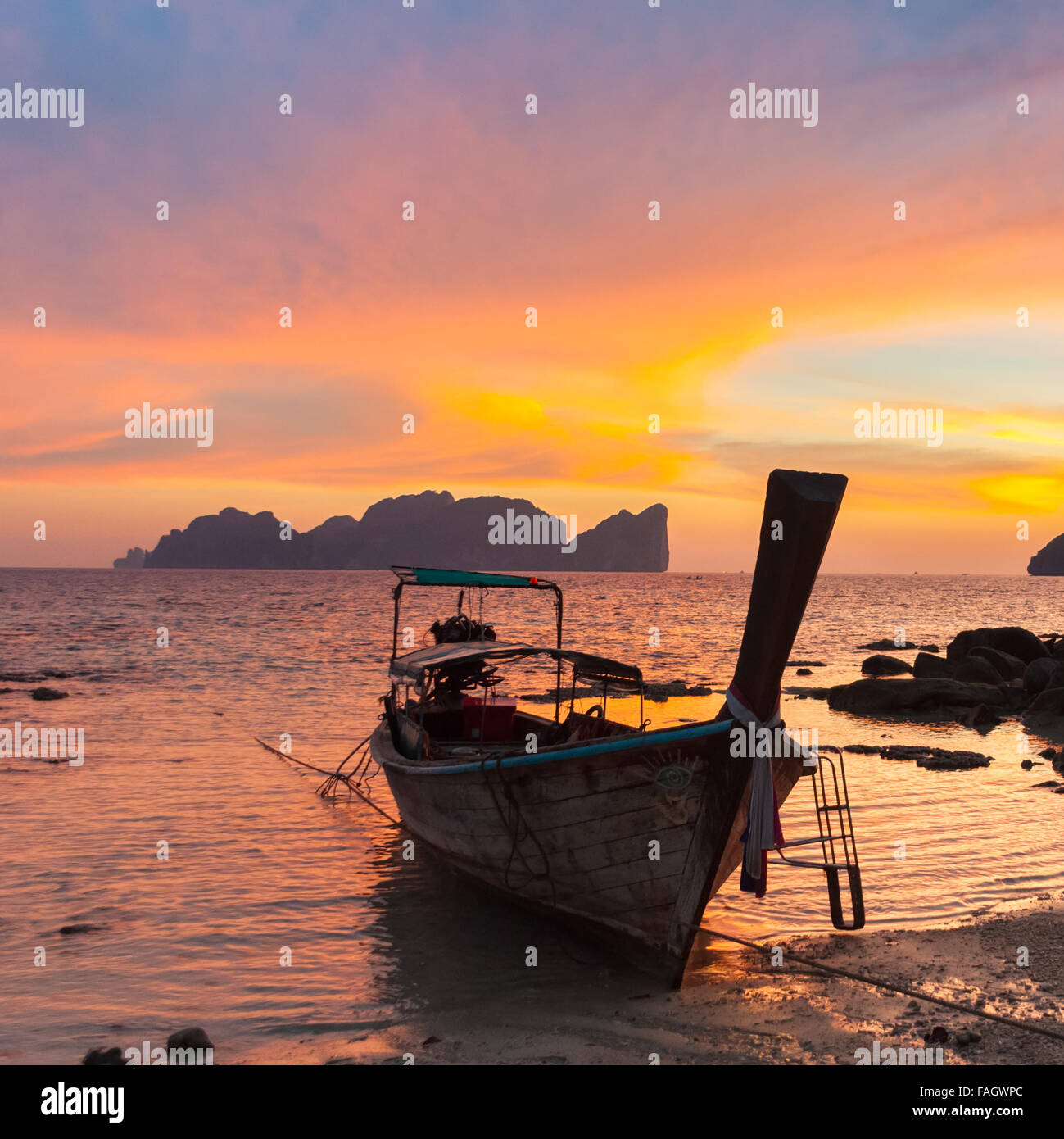 Bateau longtail traditionnels en bois sur la plage, Coucher de soleil en Thaïlande. Banque D'Images