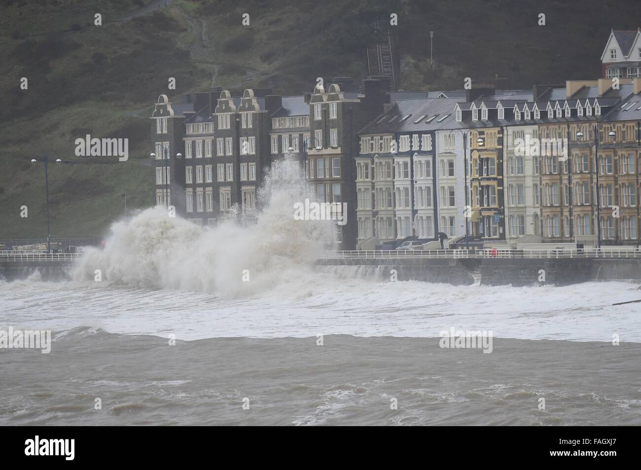 Pays de Galles Aberystwyth UK, le mercredi 30 2015 à marée haute les vents de tempête Frank, le sixième ouragan de la saison, porter d'énormes vagues de battre le port et la promenade à Aberystwyth, sur la côte de la Baie de Cardigan, l'ouest du pays de Galles. Storm Frank, devrait apporter des vents de force coup de vent avec rafales jusqu'à 70 ou 80km/h dans le nord de l'Angleterre et l'Ecosse, et plus fortes pluies qui tombent sur des zones qui ont déjà subi des inondations Crédit photo : Keith Morris / Alamy Live News Banque D'Images