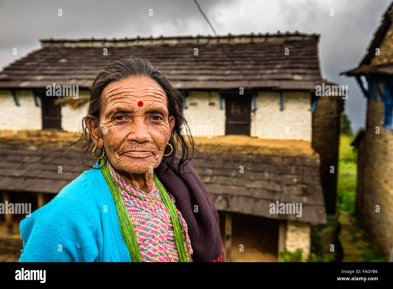 Portrait d'une vieille femme en face de sa maison à l'Himalaya Mountains Banque D'Images