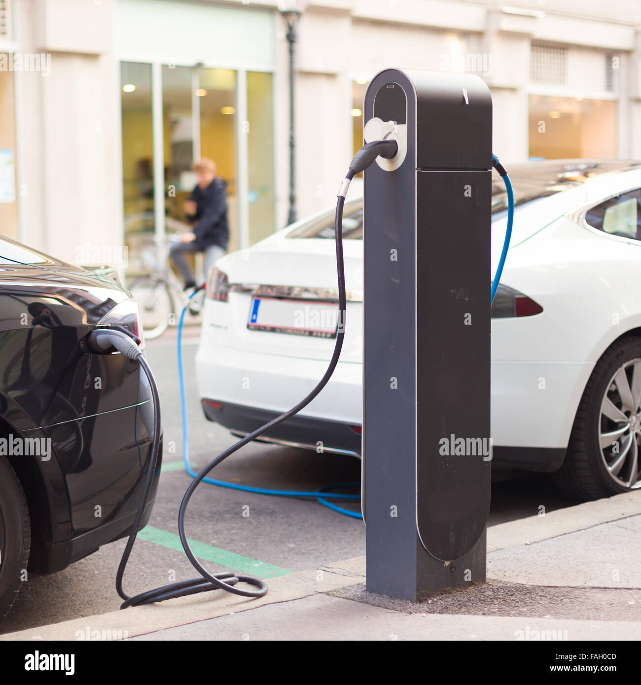Voitures électriques dans la station de charge. Banque D'Images