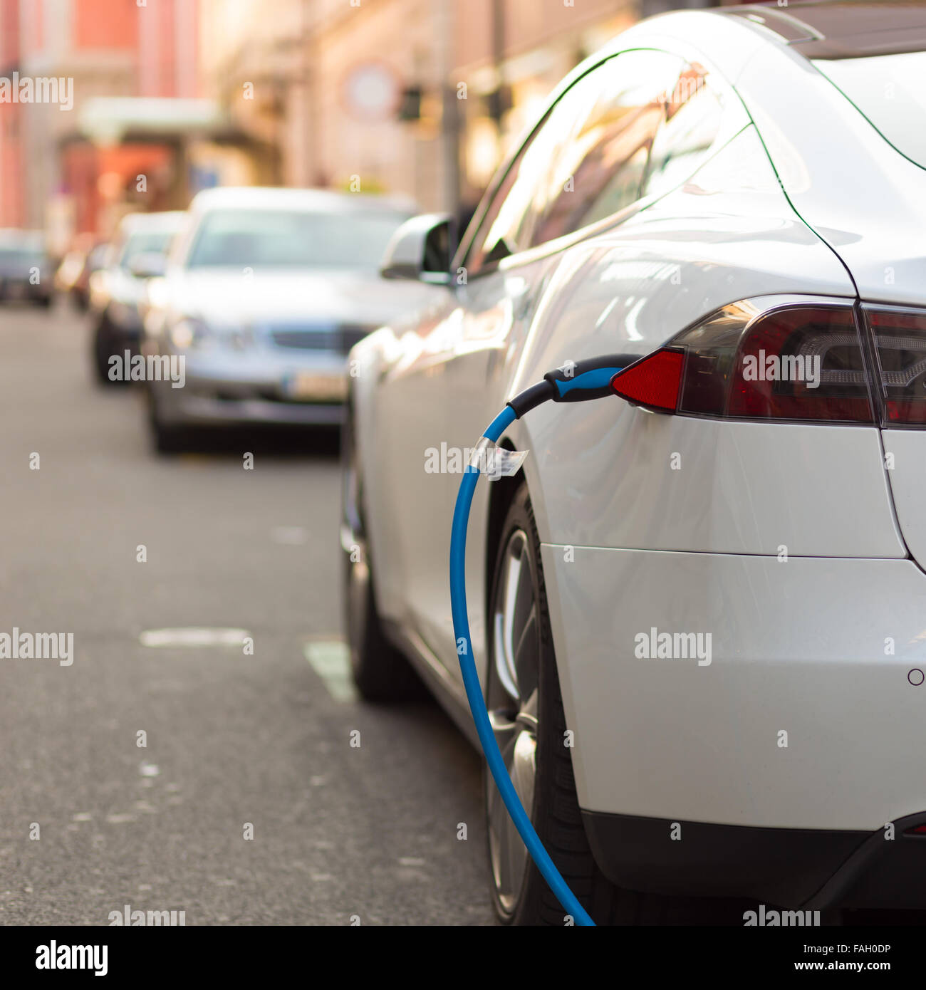 Voiture électrique dans la station de charge. Banque D'Images