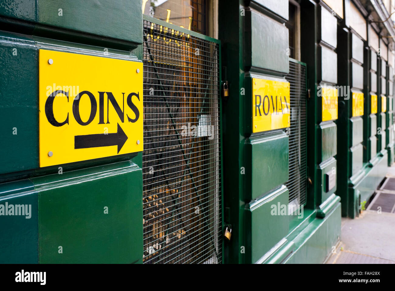 Les plaques de rue dirigée vers un magasin qui vend des pièces dans le centre de Londres Banque D'Images