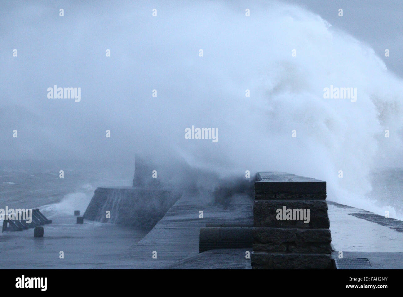 Porthcawl, UK. Dec 30, 2015. Météo France : vagues gigantesques batter la côte de Porthcawl, Nouvelle-Galles du Sud, ce matin que Storm Frank hits. Crédit : Andrew Bartlett/Alamy Live News Banque D'Images