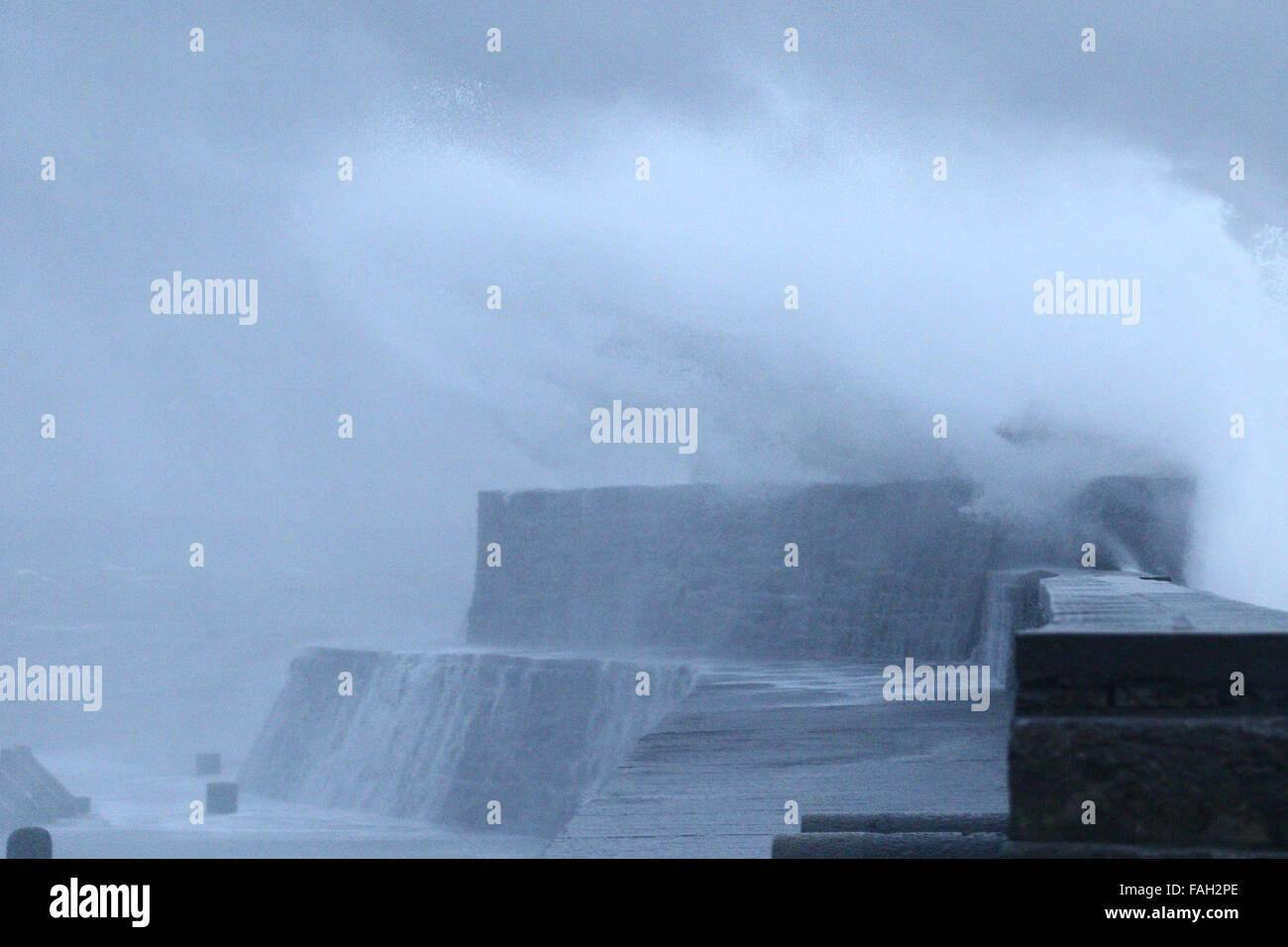 Porthcawl, UK. Dec 30, 2015. Météo France : vagues gigantesques batter la côte de Porthcawl, Nouvelle-Galles du Sud, ce matin que Storm Frank hits. Crédit : Andrew Bartlett/Alamy Live News Banque D'Images