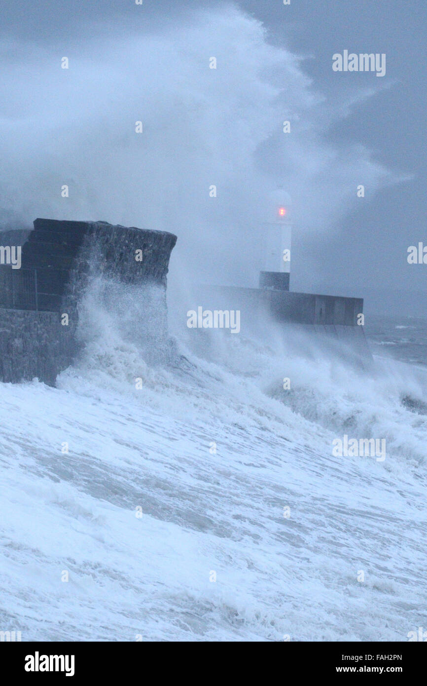 Porthcawl, UK. Dec 30, 2015. Météo France : vagues gigantesques batter la côte de Porthcawl, Nouvelle-Galles du Sud, ce matin que Storm Frank hits. Crédit : Andrew Bartlett/Alamy Live News Banque D'Images