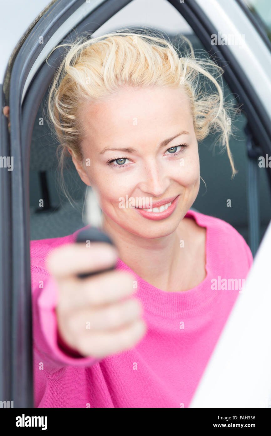 Femme montrant des clés de voiture. Banque D'Images