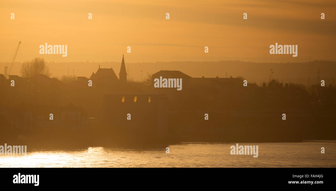 Coucher du soleil sur la rivière Tyne et de la ville de South Shields en Angleterre. Le clocher de St Stephen's Church s'élève au-dessus de l'horizon. Banque D'Images