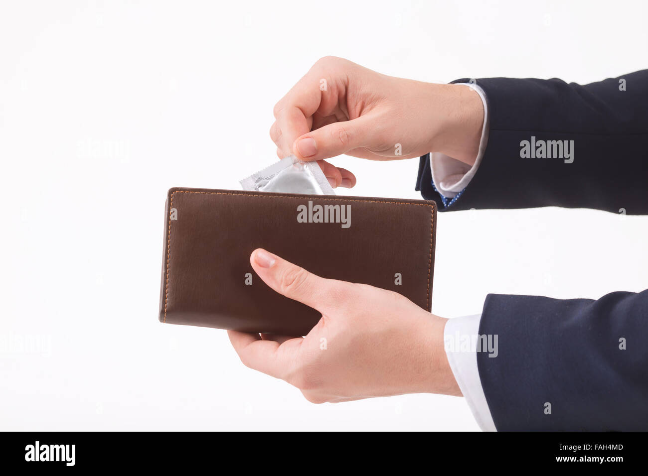 Mettre la main de sexe masculin condom dans le portefeuille Photo Stock -  Alamy
