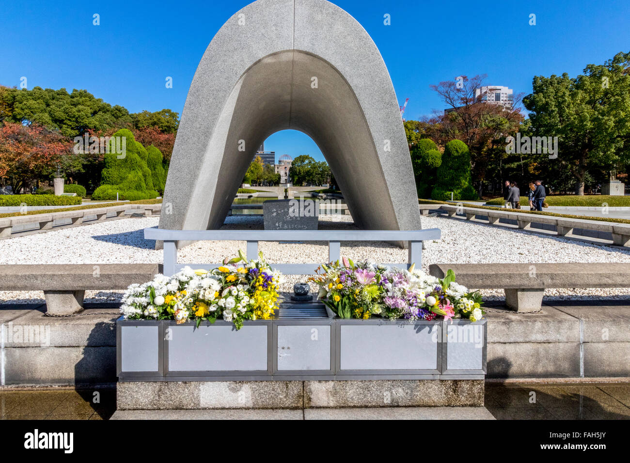 Les couvercles du cénotaphe un cénotaphe qui contient les noms de toutes les personnes tuées par la bombe atomique à Hiroshima au Japon 1945 Banque D'Images