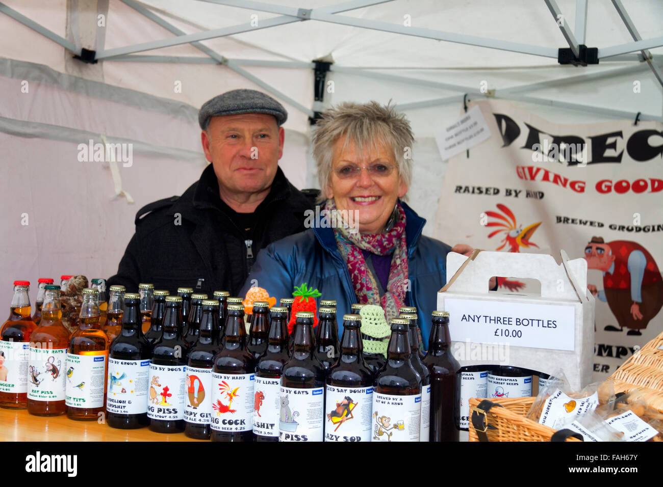 Marchands vendant des bières artisanales, Marché de Noël, Jimmy's Farm, Wherstead, Ipswich, Suffolk, UK, Décembre 2015 Banque D'Images