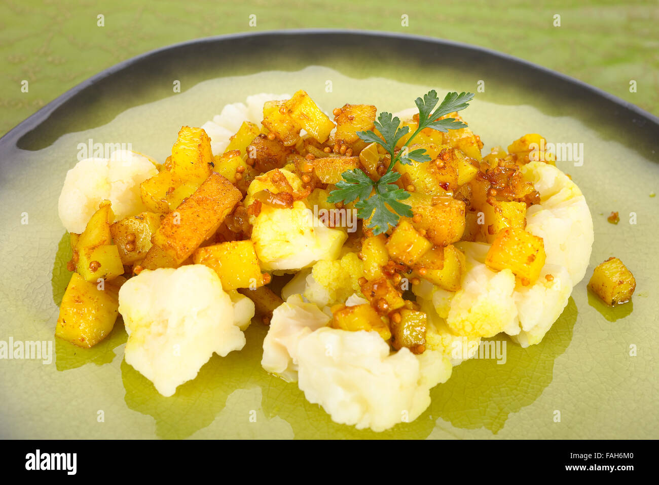 Le chou-fleur et de pommes de terre curry Banque D'Images