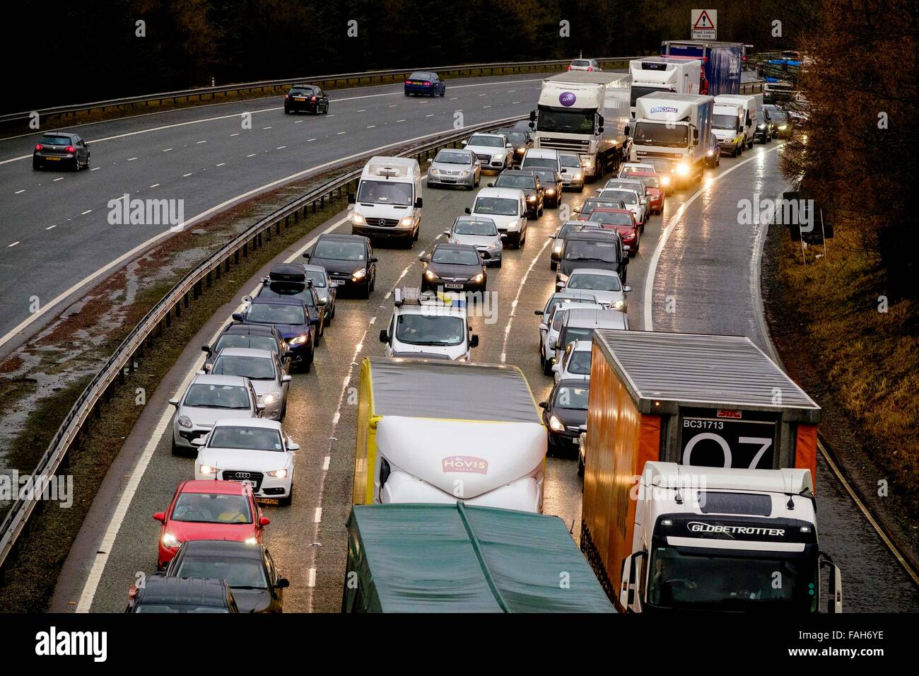 Abington, South Lanarkshire, Écosse, Royaume-Uni. Le 30 décembre 2015. Le chaos de la circulation sur l'autoroute M74 à Abington dans South Lanarkshire. L'autoroute a été fermée juste au nord d'ici à la jonction 13 en raison d'inondations graves. Crédit : Andrew Wilson/Alamy Live News Banque D'Images