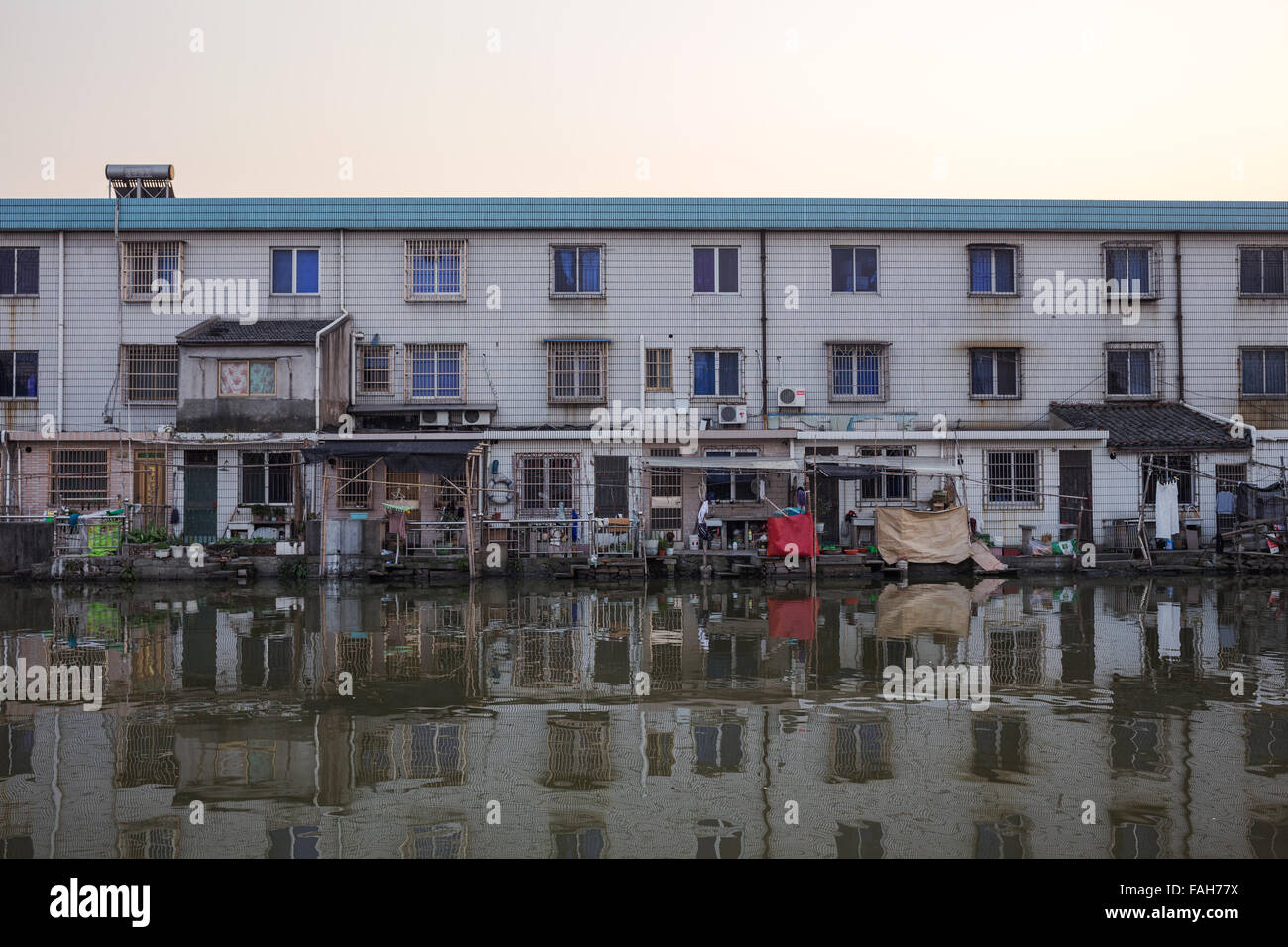 Vieilles maisons chinoises par la rivière à Ningbo Chine Banque D'Images