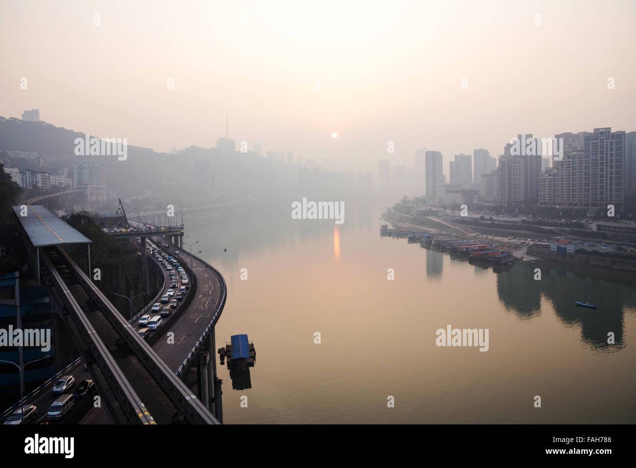 Une vue de la ville de Chongqing et la rivière Yangtze pendant le coucher du soleil Banque D'Images