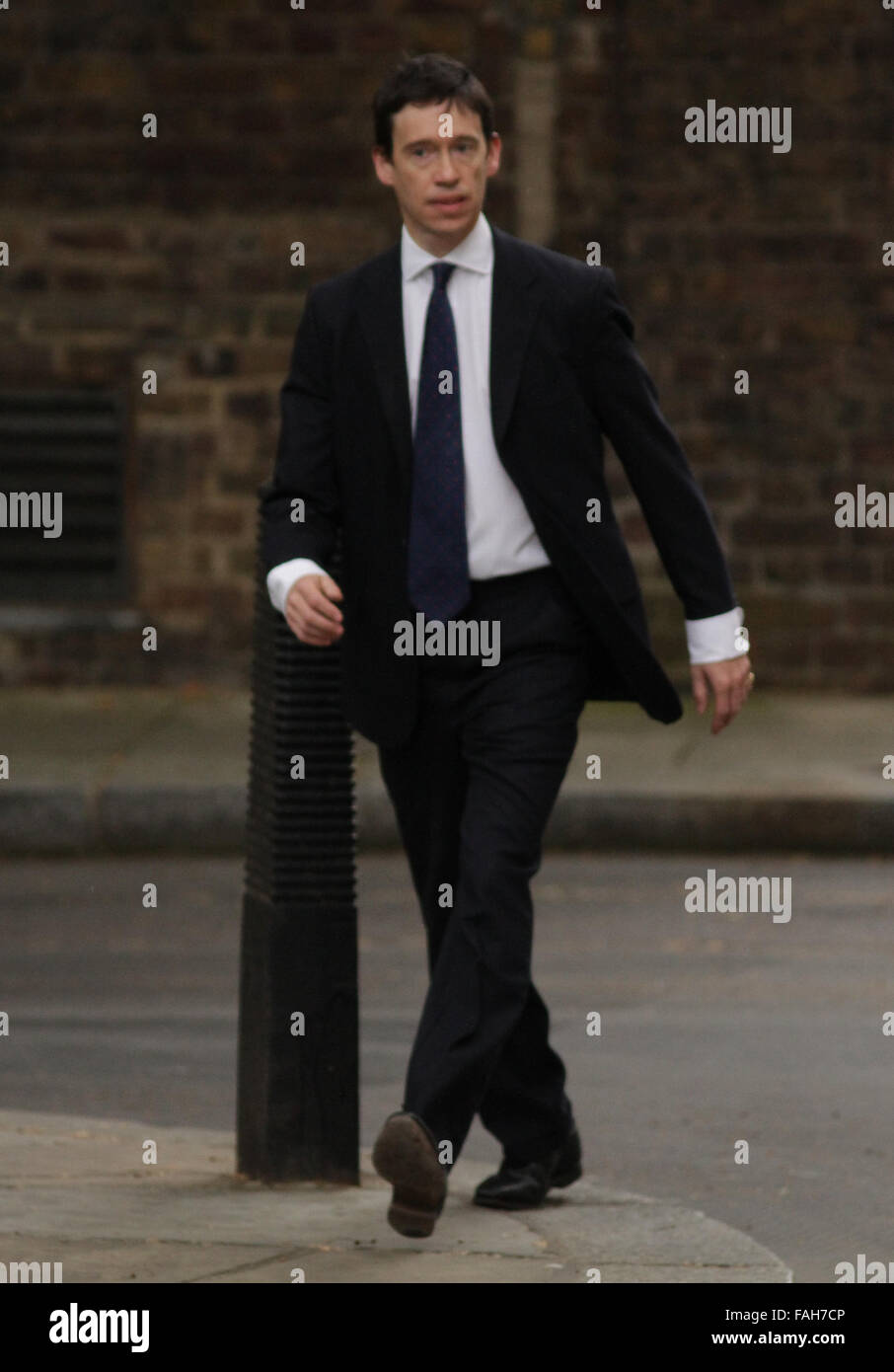 Londres, Royaume-Uni, 12 mai 2015 : Rory Stewart MP arrive avant la première élection après la réunion du Cabinet à Downing Street à Londres Banque D'Images