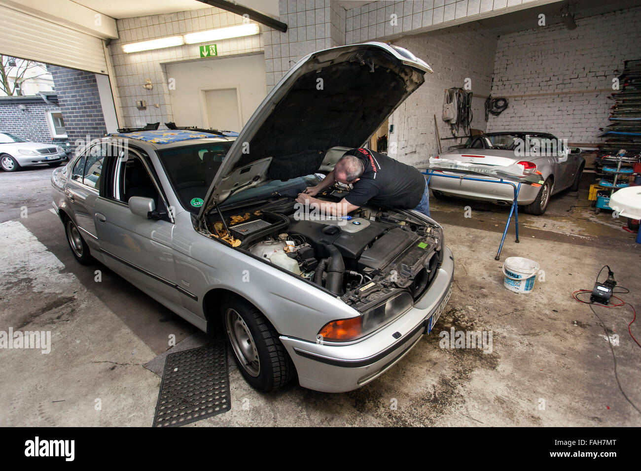 Remplacer le pare-brise dans un atelier de verre automobile. Banque D'Images