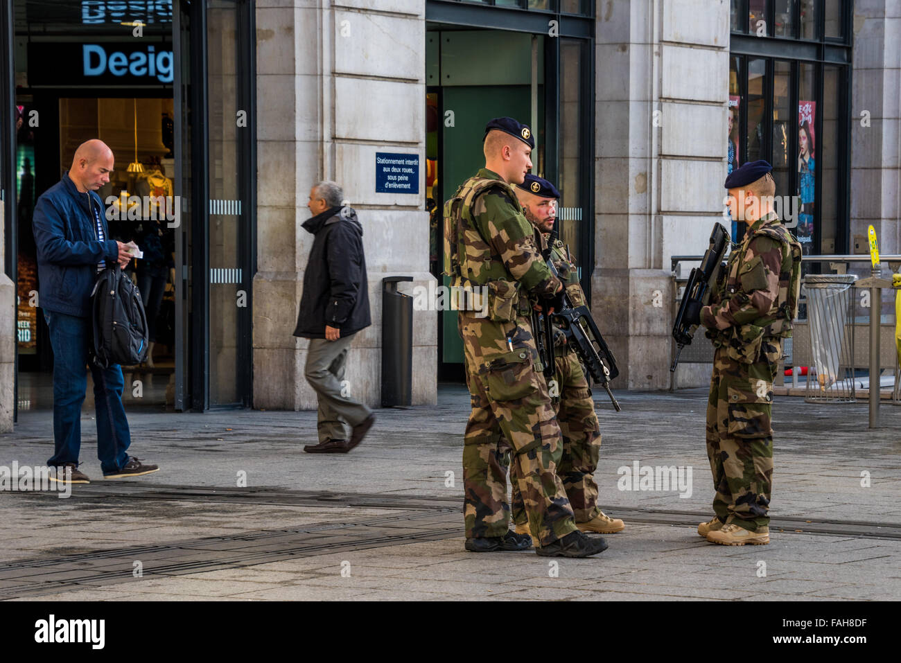 Soldats français armés montent la garde à l'extérieur de la gare Saint Lazare à Paris France Banque D'Images
